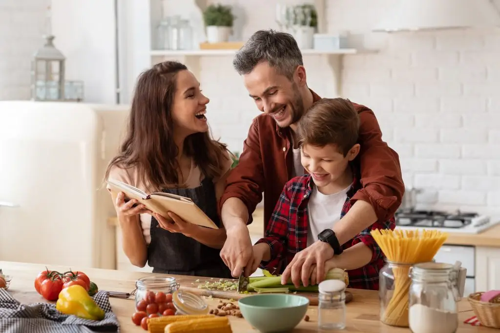 Familie in der Küche beim zubereiten von Essen